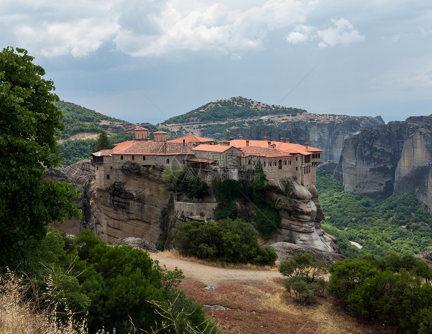 圣修道院悬崖历史性流星孤独回廊岩石地标宗教教会风景图片