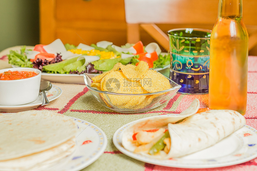 传统墨西哥菜和一碗玉米饼图片