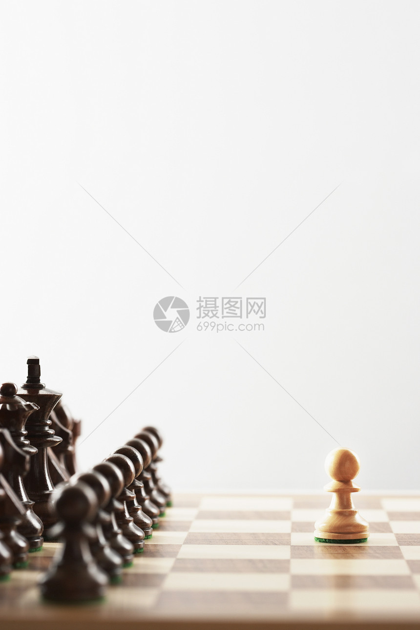 在黑块面前玩棋游戏单白色的白片图片