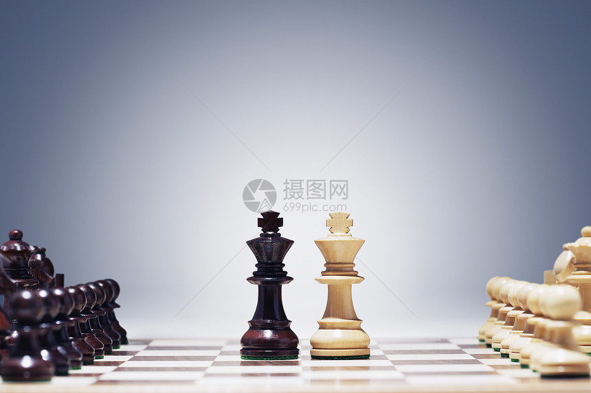 象棋在棋盘中间玩两王游戏 其他碎片排成一列图片