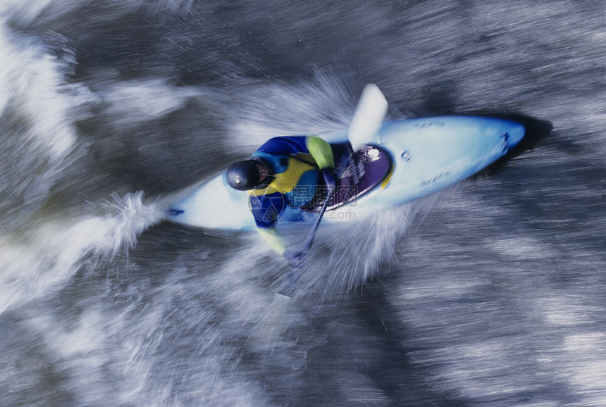 飞速中Kayaker滑行的俯视运动海浪行动危险男人皮艇平衡冒险急流竞赛图片