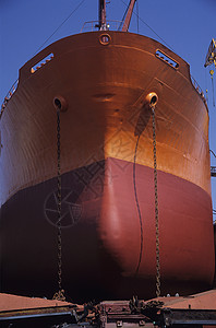 干码头大型铜和红船背景图片