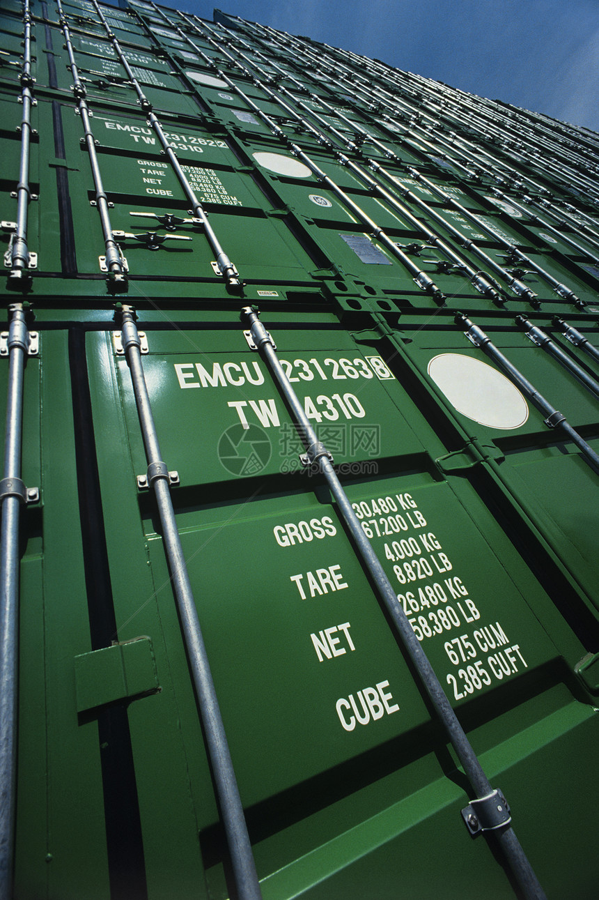 堆叠在一起的绿色集装箱相互堆叠图片