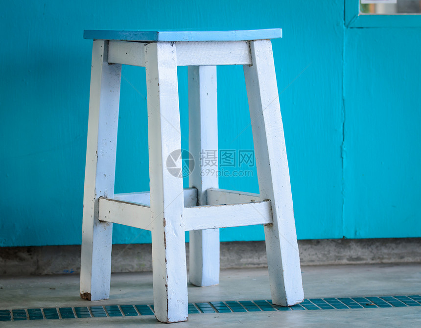 白色木制椅子剪裁座位房子家具小路摄影厨房凳子蓝色雕刻图片