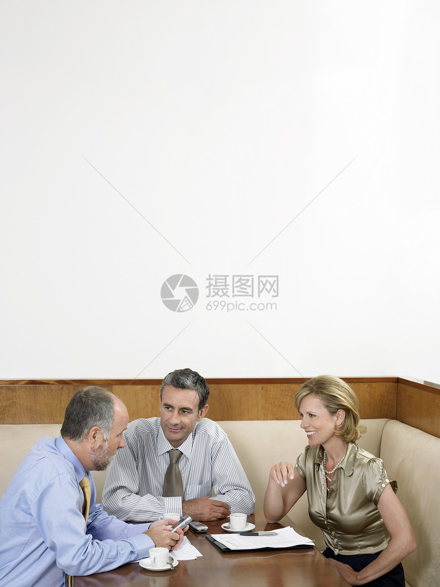 3名商业同事在一家餐馆的讨论中参加讨论图片