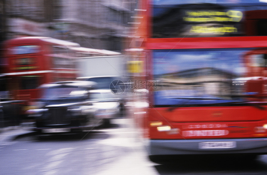 伦敦路上的红巴士和黑色计程车都模糊不清图片