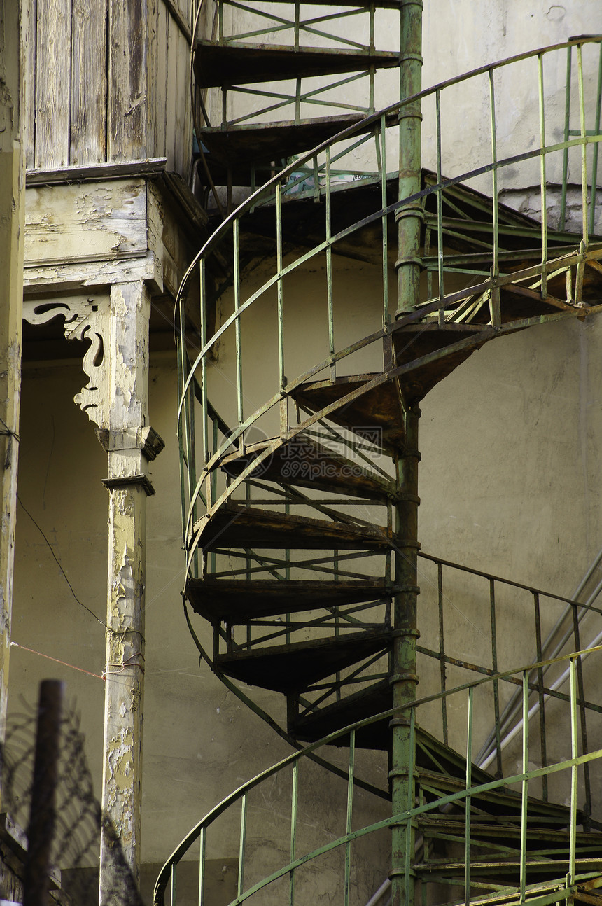 旧第比利斯的老螺旋楼梯入口脚步木头边界住宅别墅窗户射线建筑学橙子图片