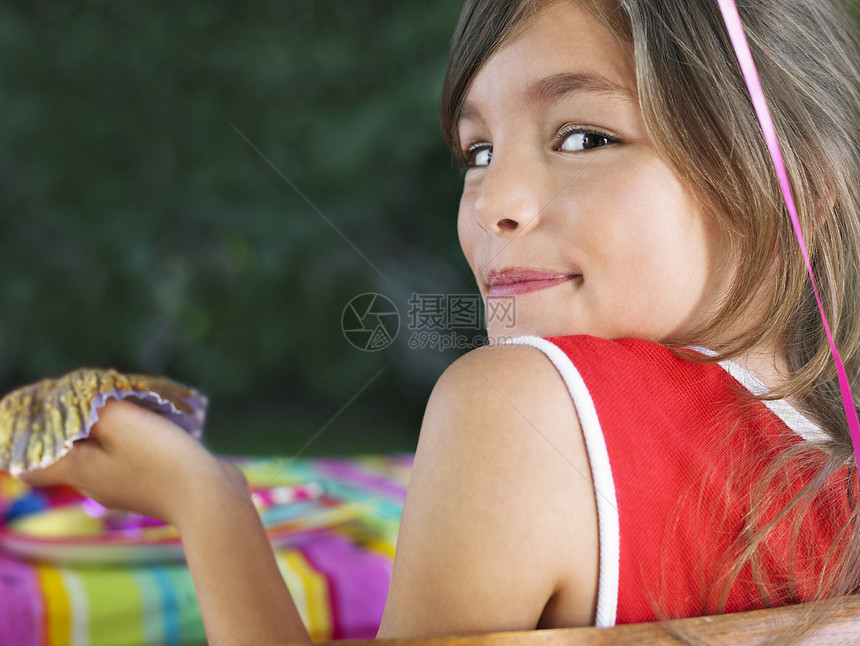 可爱年轻女孩的近身肖像 在户外肩对肩看青春期庆典童年桌子享受食物流光前院女性花园图片