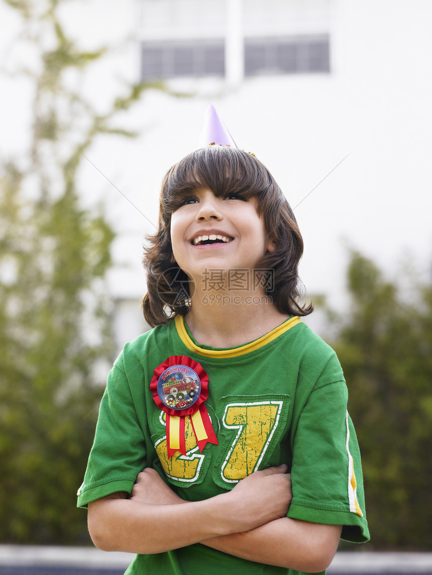 一个带着双臂的可爱男孩的肖像 穿过户外欢笑快乐童年深色帽子孩子后院生日闲暇孩子们幸福图片
