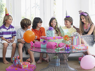 10岁生日在生日派对上坐在沙发上的儿童群体(7-12)背景