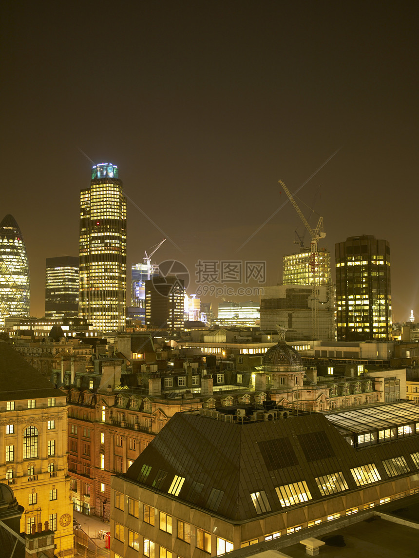夜间带起重机的照明城市风景高楼平方英语银行黑暗设备场景机器景观企业图片