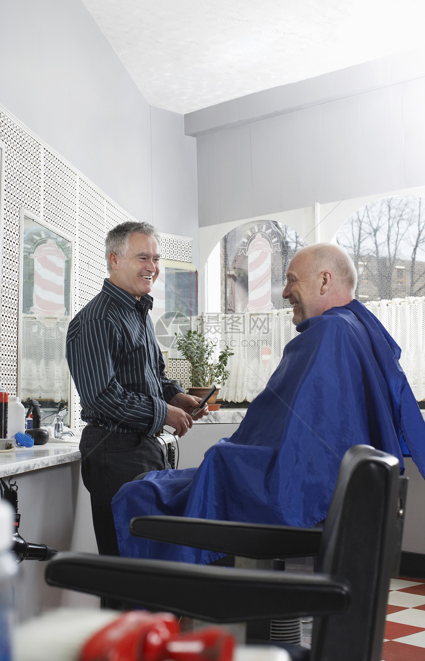 男理发师和美发店顾客的喜悦图片