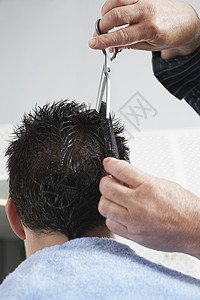 在理发店缝合理发师剪头发发型师造型师商业护理顾客沙龙理发男性男人发型设计黑发高清图片素材
