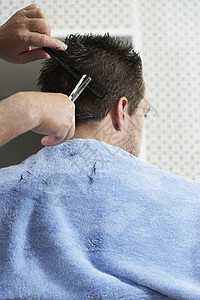 在理发店缝合理发师剪头发发型店铺男人发型师护理职业剪刀男性理发梳子顾客高清图片素材