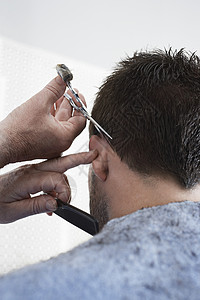 在理发店缝合理发师剪头发发型商业黑发修剪男性发型师顾客梳子发型设计工作美丽高清图片素材