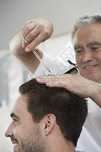 喜悦的男人在美发店理发时剪头发顾客职业男士护理发型师发型设计理发师剪刀造型师商业沙龙高清图片素材