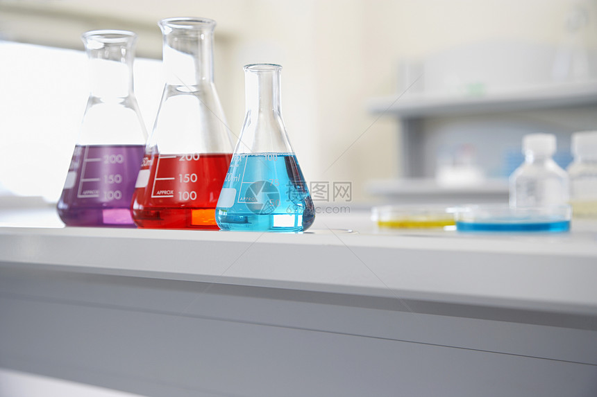在实验室中封闭多色液体的瓶装容器图片