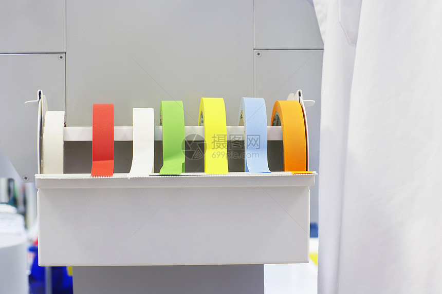 特写实验室多色标签带的胶卷(在实验室中)图片