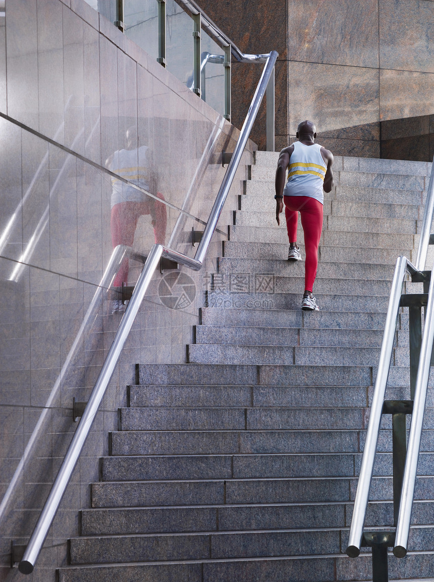 男性运动员在楼外楼梯上跑的后视镜建筑低角度建筑学城市脚步活力肌肉跑步黑色视图图片
