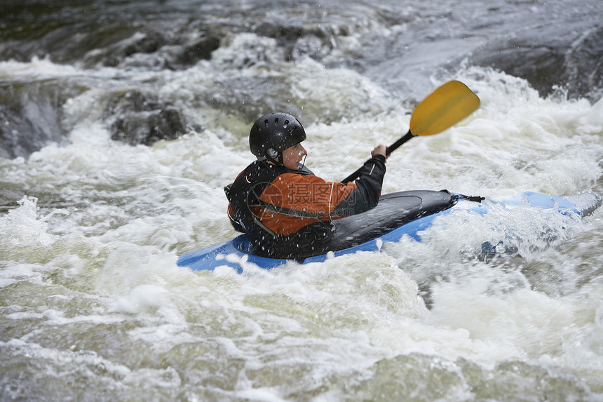 河流中的男皮艇中年人安全帽冒险运动成人中年一人活动行动享受图片