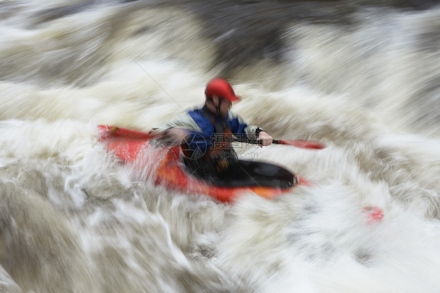 河流中的男皮艇享受休闲头盔独木舟冒险活动行动挑战私人斗争图片
