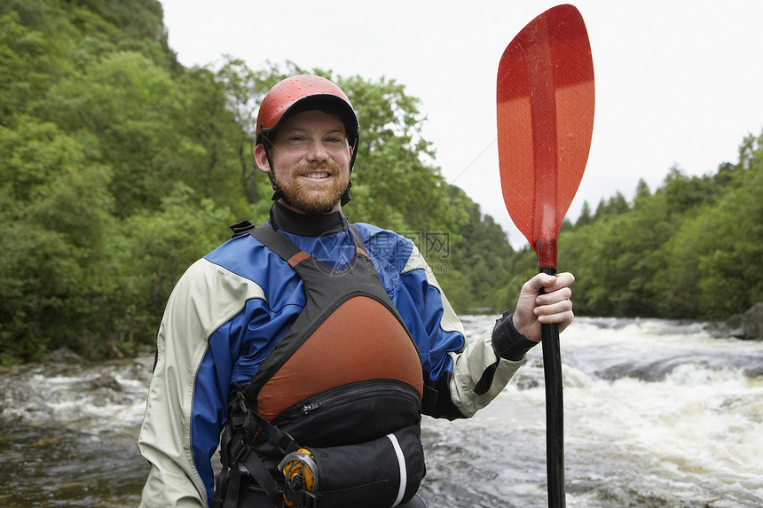 男人用河流肖像抓着皮艇桨运动独木舟冒险中年人男子半身活动中年微笑成人图片