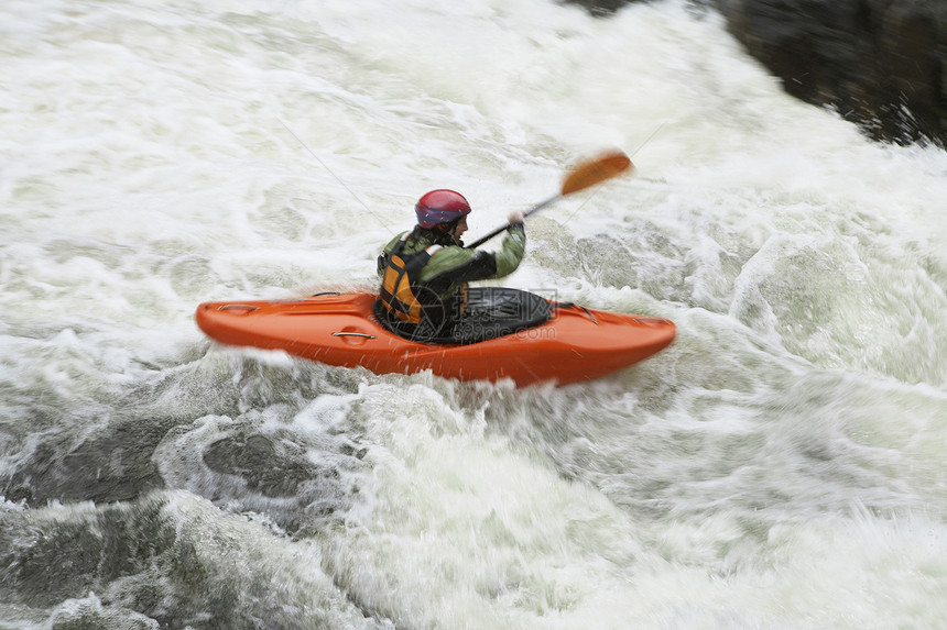 河流中的男皮艇独木舟运动行动中年人中年一人冒险头盔男人私人图片