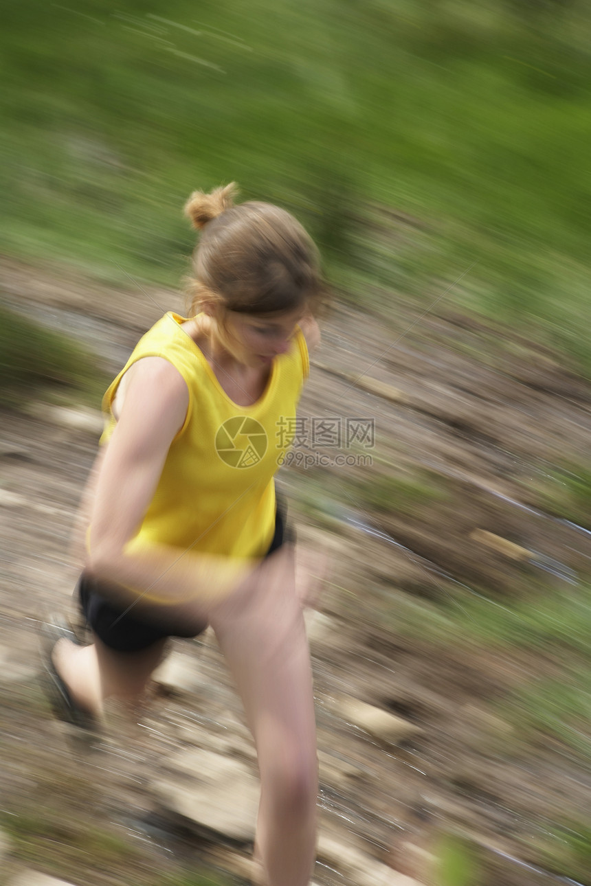 一位妇女走上正轨的高视女士运动勘探远足者踪迹女性活力游客旅行者运动服图片