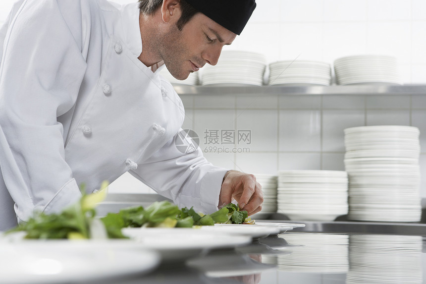厨房准备沙拉的男厨师侧面观双手成人食物晚餐裁剪工作服务商业职业专注图片
