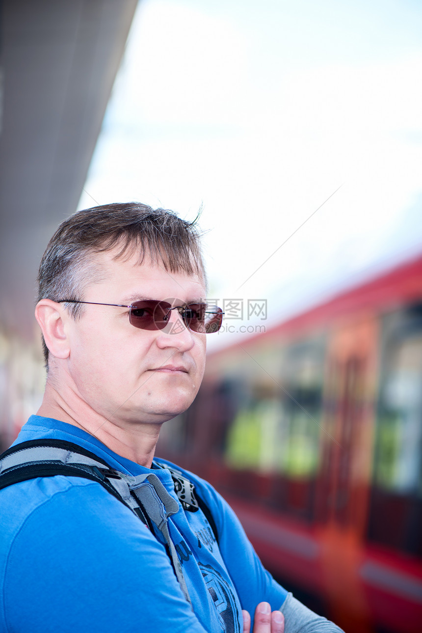 男子在火车站的肖像中图片