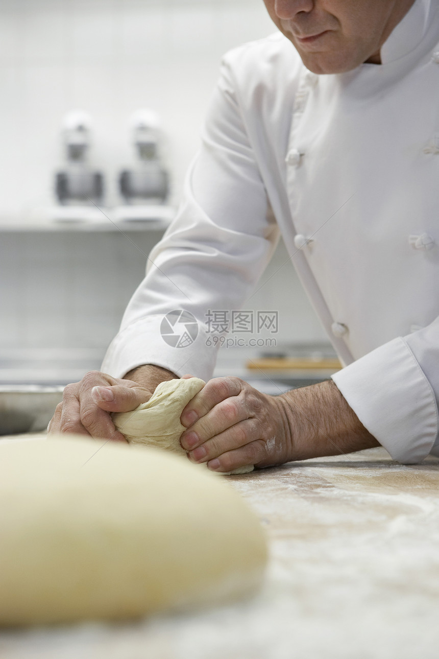 在厨房里做面粉的男厨师中近身部木板制服酵母商业烹饪餐厅男人腹部食物中年图片