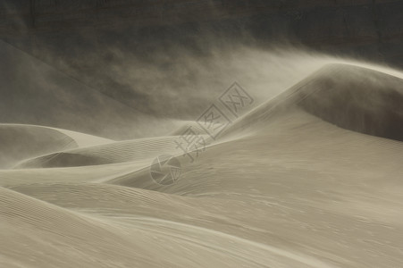 沙沙吹在风中的沙丘上图片素材