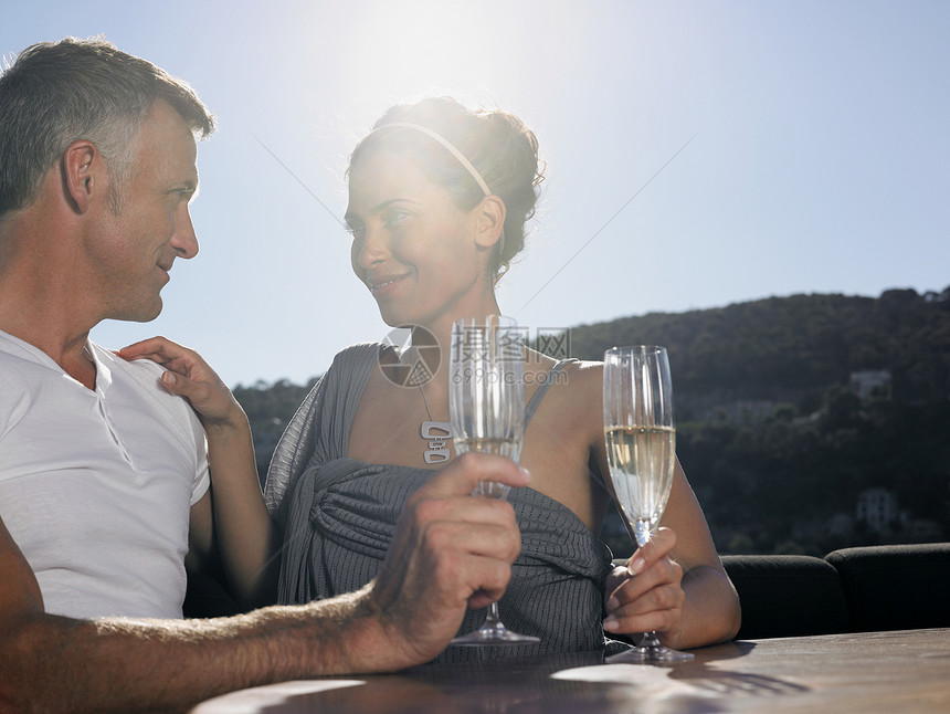 浪漫情侣在游艇上喝香槟时互相看着对方图片