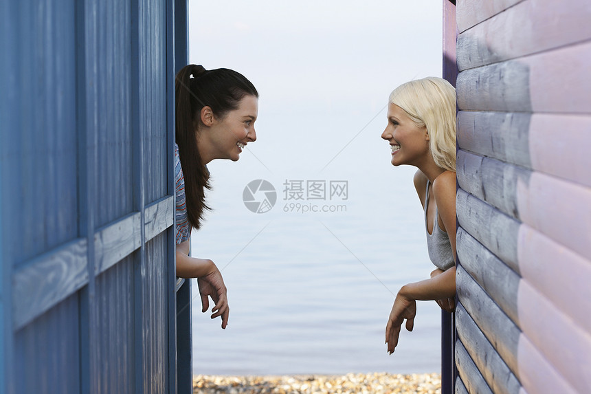 两个女人靠在海滨别墅边视线上图片