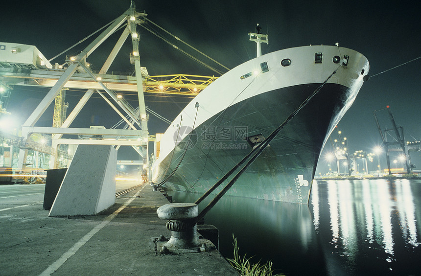 夜间装船在码头的集装箱船舶图片