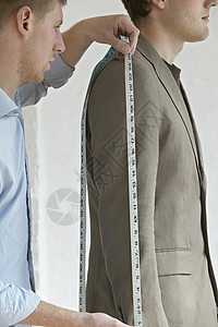 在人侧视图上测量夹衣袖的裁缝 贴近背景图片