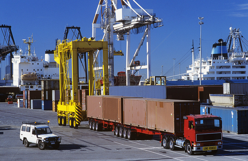 货物集装箱港中的机器图片