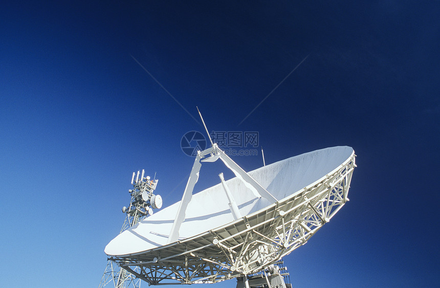 电信卫星天线和通讯塔蓝天裁剪仪器望远镜电讯天空对象自然科学射电天文图片