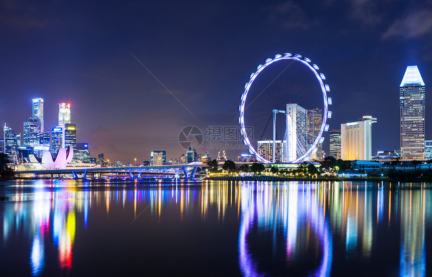晚上新加坡城市天际展示天空金融办公室大楼车轮灯展办公楼企业商业图片