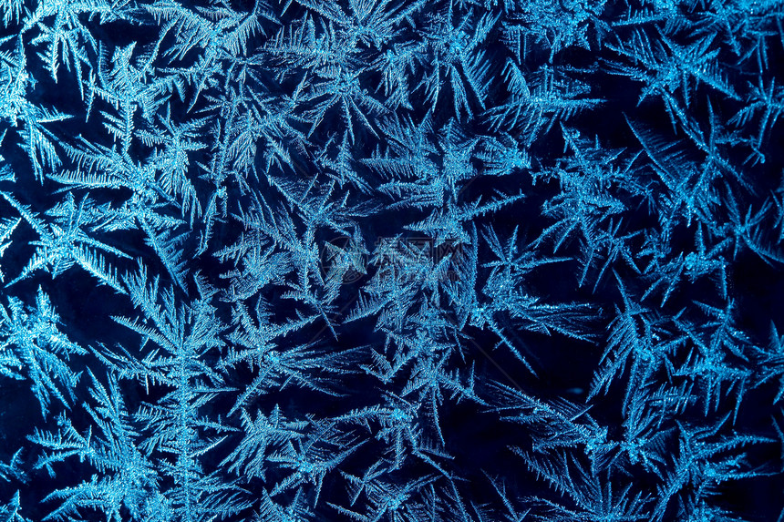 冰霜雾凇雪花磨砂宏观冻结玻璃霜花窗户蓝色天气图片