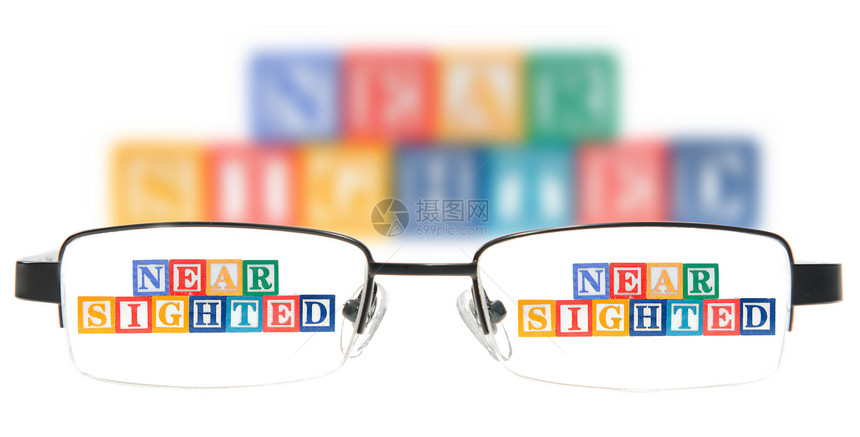 用一副眼镜拼贴近视线的信条块图片