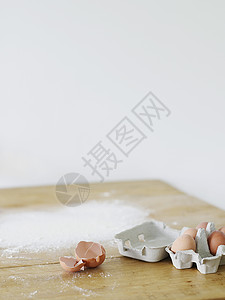 分散在表顶的鸡蛋和面粉背景图片