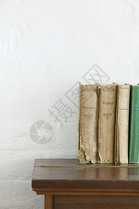 木制胸的旧书背景图片