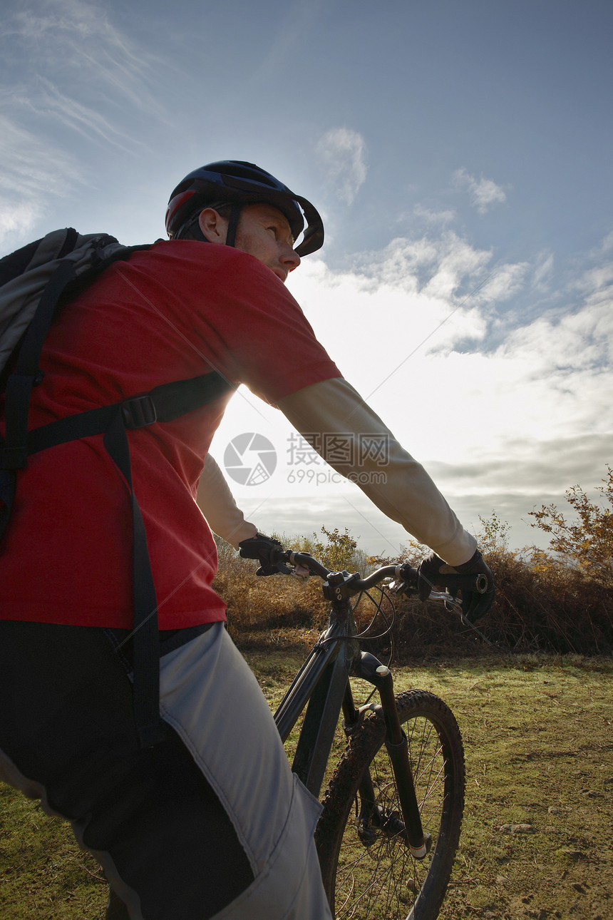 骑着山上自行车的年轻人 在农村看风景男士男性闲暇男人娱乐骑术天空场地背包山地图片
