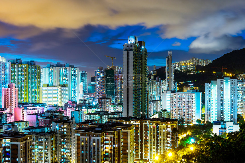 晚上在香港市风景公寓景观住房公寓楼市中心民众房屋人口住宅鸟瞰图图片