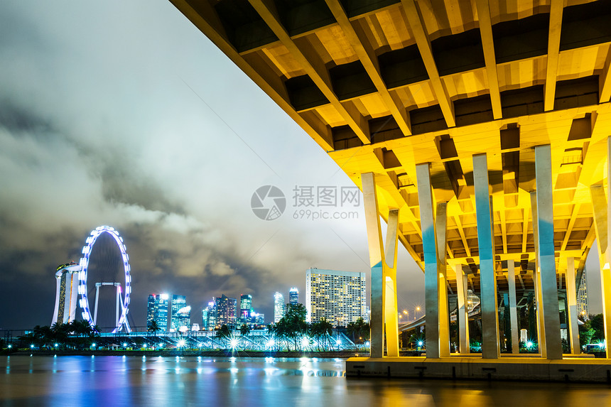 新加坡夜间的天线天际地标车轮城市大楼码头展示景观天空灯展图片