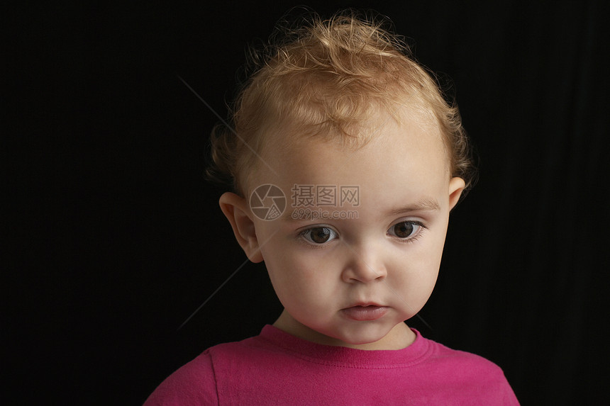 黑人背景特查的婴儿女孩12头肩棕色肩膀婴儿沉思女婴悲伤眼睛影棚头发图片