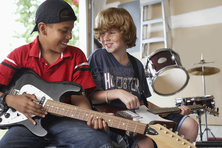 在车库弹吉他 玩得开心的多族裔男孩图片