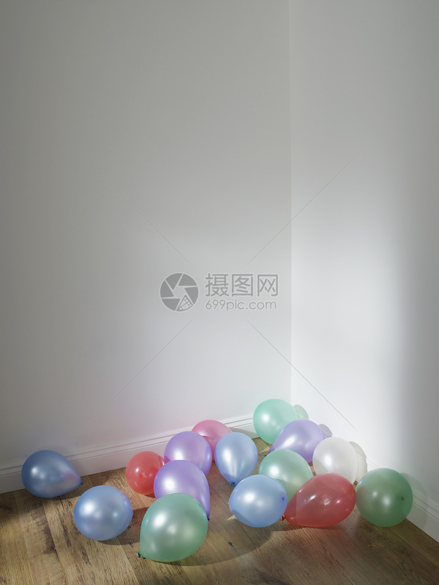 角落中的派对气球图片