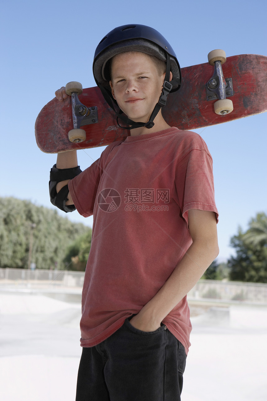 充满自信的少年男孩在滑板公园玩滑板的肖像图片